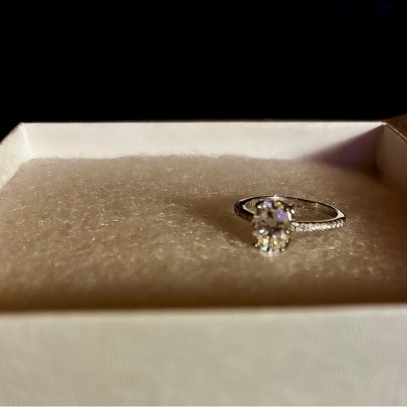 Elegant sterling silver ring with moissanite diamonds